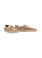 Skórzane buty męskie w kolorze chłodnego beżu BUTYM-0533-1K(W26) - widok produktu po skosie, na białym tle. 