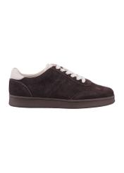 Zamszowe buty sportowe w kolorze ciemnobrązowym BUTYD-1317-1I(Z26), widok produktu z boku na białym tle.