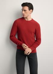 Czerwony prążkowany sweter męski SWEMT-0191-4B(W26) - widok produktu z przodu, na modelu, na jasnym tle. Widoczna sylwetka do kolan. 