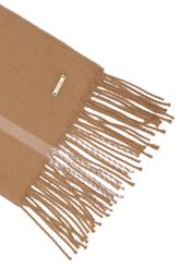 Duży szalik damski w kolorze camel SZADT-0100-1L(Z26), zbliżenie na detal produktu na białym tle.