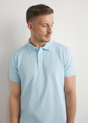 Błękitna koszulka polo męska POLMT-0089-7A(W26), widok produktu z przodu na modelu. Widoczna połowa sylwetki.