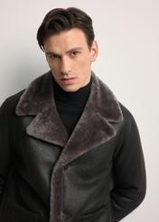 Brązowy skórzany kożuch męski KOZMS-0027-4314(Z25), zbliżenie na produkt z przodu na modelu.