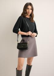 Mała croco listonoszka damska TORES-1327-9G(Z26), widok produktu na ramieniu modelki, na jasnym tle.
