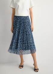 Spódnica plisowana midi w kwiaty SPCDT-0110-7P(W26), widok produktu z przodu na modelce. Widoczna połowa sylwetki.
