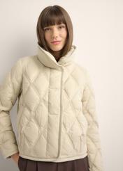 Beżowa przejściowa kurtka damska KURDT-0664-1A(Z26), widok produktu od przodu na modelce. Widoczna połowa sylwetki.-02