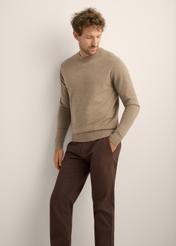 Camelowy wełniany sweter męski SWEMT-0200-1D(Z26). Widok produktu z przodu na modelu. Widok połowa sylwetki.
