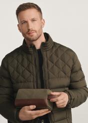 Kosmetyczka męska w kolorze khaki TORMN-0373-55(Z25) - widok produktu z przodu na modelu na białym tle. Widoczna połowa sylwetki.