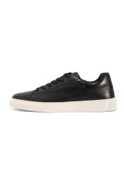 Czarne skórzane sneakersy męskie BUTYM-0486-99(W26), widok produktu z boku na białym tle.