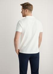 Kremowa koszulka polo z bawełny POLMT-0045B-0B(W26), widok produktu z tyłu na modelu. Widoczna połowa sylwetki.