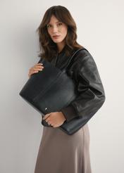 Czarna skórzana torebka shopper TORES-1273-9I(W26), widok produktu na ramieniu modelki. Widoczna połowa sylwetki.