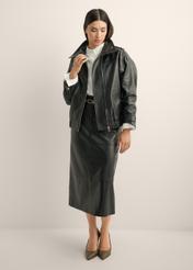 Czarna skórzana kurtka oversize KURDS-0623-99(Z26), widok produktu z przodu na modelce. Widoczna cała sylwetka.