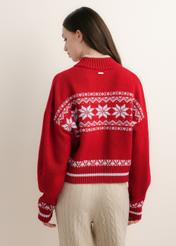 Czerwony sweter damski z norweskim wzorem SWEDT-0273-4B(Z26), widok produktu z tyłu na modelce. Widoczna połowa sylwetki. 