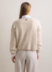 Jasnobeżowy sweter damski z domieszką wełny SWEDT-0271-1A(Z26), widok produktu z tyłu na modelce. Widoczna połowa sylwetki.