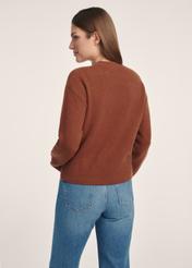 Brązowy sweter damski SWEDT-0242-89(Z25), widok produktu z tyłu na modelce. Widoczna połowa sylwetki.