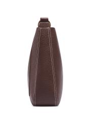 Brązowa torebka damska hobo TOREC-1257-1H(Z26), widok produktu od boku na białym tle.