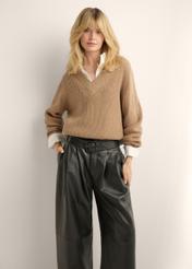 Camelowy sweter damski SWEDT-0162-1D(Z26), widok produktu z przodu na modelce. Widoczna połowa sylwetki.