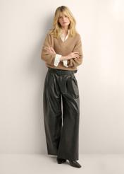 Camelowy sweter damski SWEDT-0162-1D(Z26), widok produktu z przodu na modelce. Widoczna cała sylwetka.