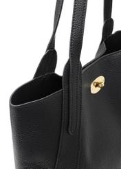 Czarna duża torebka damska shopper TOREC-1142-9I(W26), zbliżenie na detal produktu na białym tle.