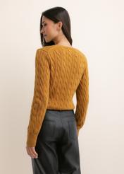 Musztardowy sweter damski z bawełny SWEDT-0269-2D(Z26), widok produktu z tyłu na modelce. Widoczna połowa sylwetki. 