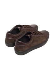 Ciemnobrązowe skórzane sneakersy męskie BUTYM-0544-1I(Z26), widok produktu z tyłu na białym tle.