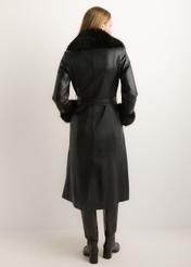 Skórzany czarny płaszcz damski KURDS-0617-99(Z26), widok produktu od tyłu na modelce. Widoczna cała sylwetka.