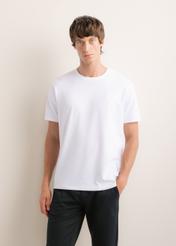 Biały T-shirt męski TSHMT-0120-0A(Z26), widok produktu z przodu na modelu. Widoczna połowa sylwetki.
