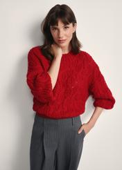 Czerwony sweter damski SWEDT-0236-42(Z25), widok produktu z przodu na modelce. Widoczna połowa sylwetki.
