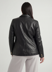 Czarna skórzana marynarka damska PLUS SIZE KURDS-0645L-99(W26), widok produktu od tyłu na modelce, widoczna połowa sylwetki.