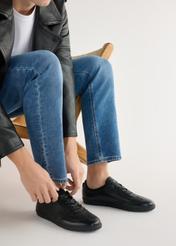 Czarne skórzane buty męskie BUTYM-0491-99(W25), widok produktu z boku na stopach modela.