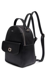 Mały damski plecak miejski TOREC-1321-99(Z26) - widok produktu po skosie, na białym tle. 