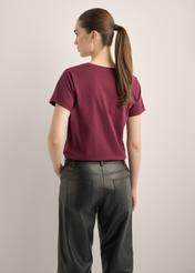 Bordowy t-shirt damski TSHDT-0149-4D(Z26), widok produktu od tyłu na modelce. Widoczna połowa sylwetki.
