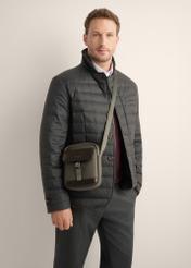 Miejska torba męska crossbody TORMN-0437-8B(Z26), widok produktu z przodu na modelu na białym tle. Widoczna połowa sylwetki.