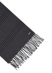 Szalik męski w drobną kratkę SZAMT-0091-9B(Z26), zbliżenie na produkt na białym tle.