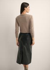 Wełniany sweter w kolorze camelu SWEDT-0267-1D(Z26), widok produktu od tyłu na modelce, widoczna połowa sylwetki.