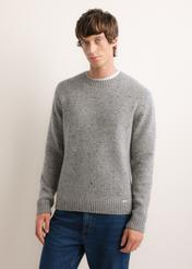 Jasnoszary sweter męski z wełną SWEMT-0173-9B(Z26), widok produktu z przodu na modelu. Widoczna połowa sylwetki.