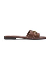 Skórzane klapki damskie w kolorze camelu BUTYD-1273-1D(W26), widok produktu z boku na białym tle.