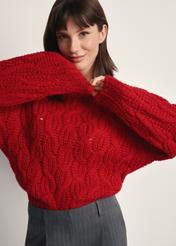 Czerwony sweter damski SWEDT-0236-42(Z25), widok produktu z przodu na modelce. Widoczna połowa sylwetki.