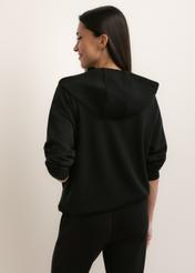 Czarna bluza damska z kapturem BLZDT-0111A-99(W26), widok produktu z tyłu na modelce. Widoczna połowa sylwetki.