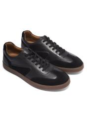 Czarne skórzane buty sportowe BUTYM-0573-9J(Z26), widok produktu skosem na białym tle.