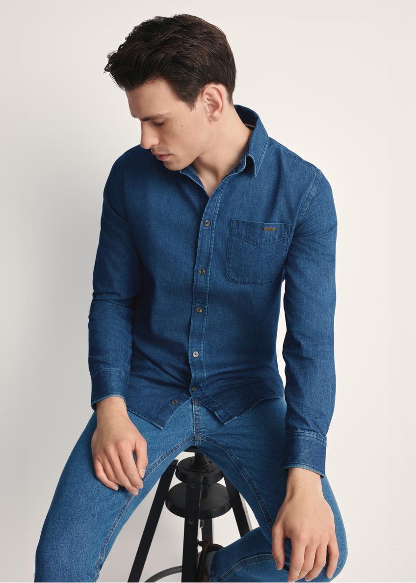 Niebieska jeansowa koszula męska KOSMT-0348-61(Z25), produkt widoczny od przodu na modelu, widoczne pół sylwetki.