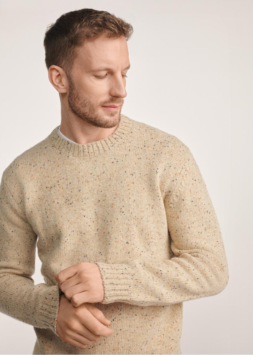 Beżowy sweter męski SWEMT-0173-24(Z25), widok produktu z przodu na modelu, zbliżenie na popiersie.