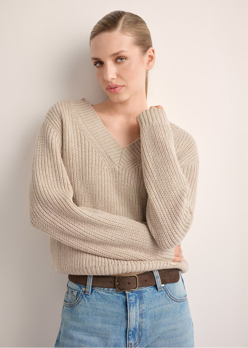 Sweter damski w kolorze chłodnego beżu SWEDT-0162-1J(Z26), widok produktu z przodu na modelce. Widoczna połowa sylwetki. 