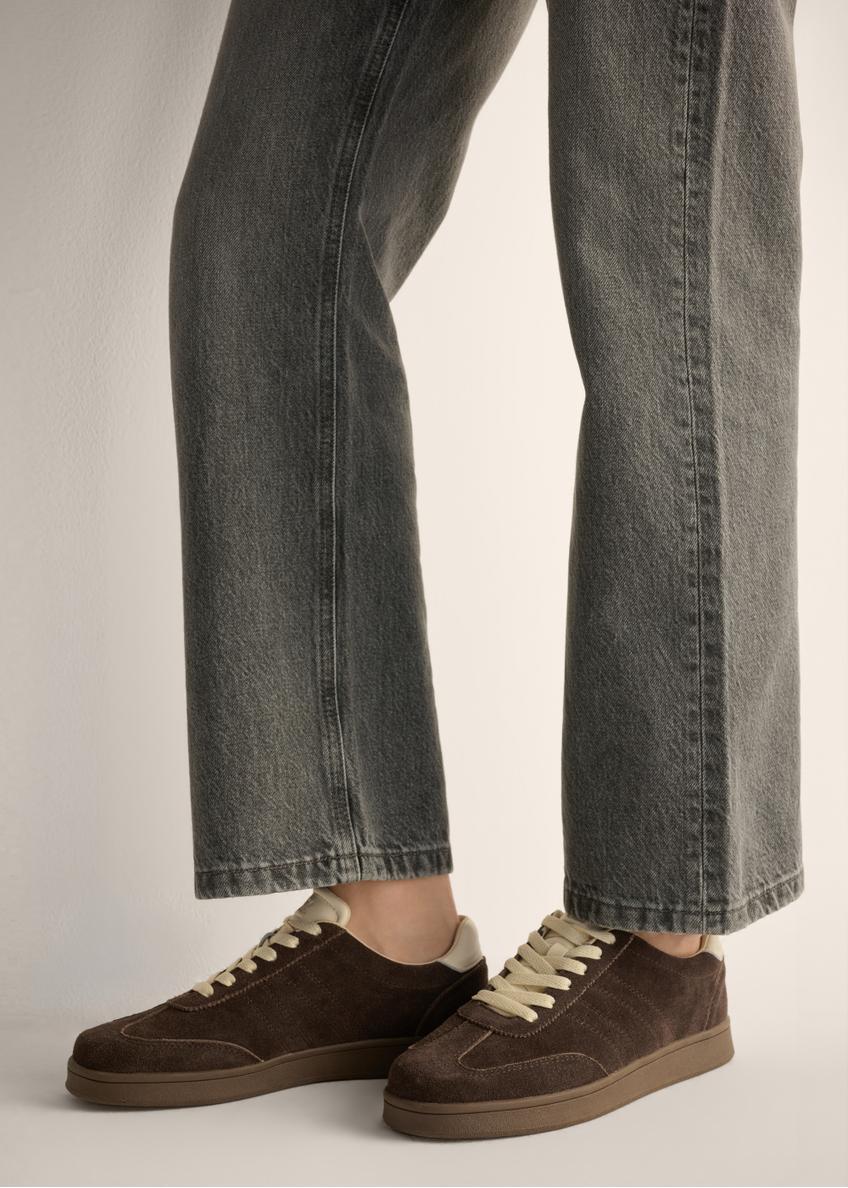 Zamszowe buty sportowe w kolorze ciemnobrązowym BUTYD-1317-1I(Z26)