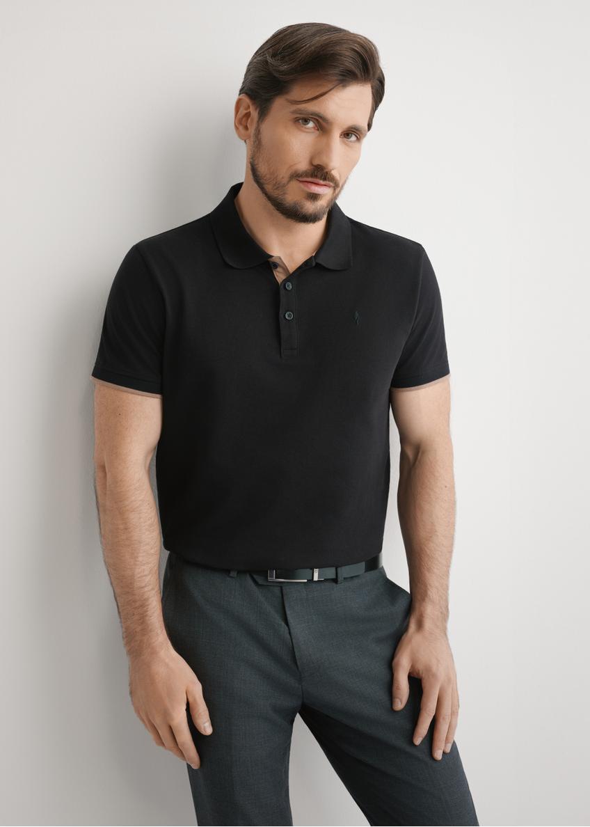 Czarna koszulka polo męska z bawełny POLMT-0045B-99(W25), widok produktu z przodu na modelu. Widoczna połowa sylwetki.