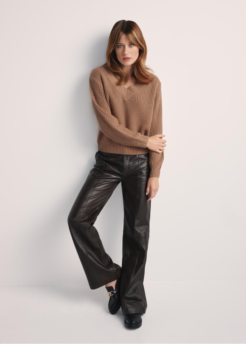 Camelowy sweter dekolt V damski SWEDT-0162-83(Z25)