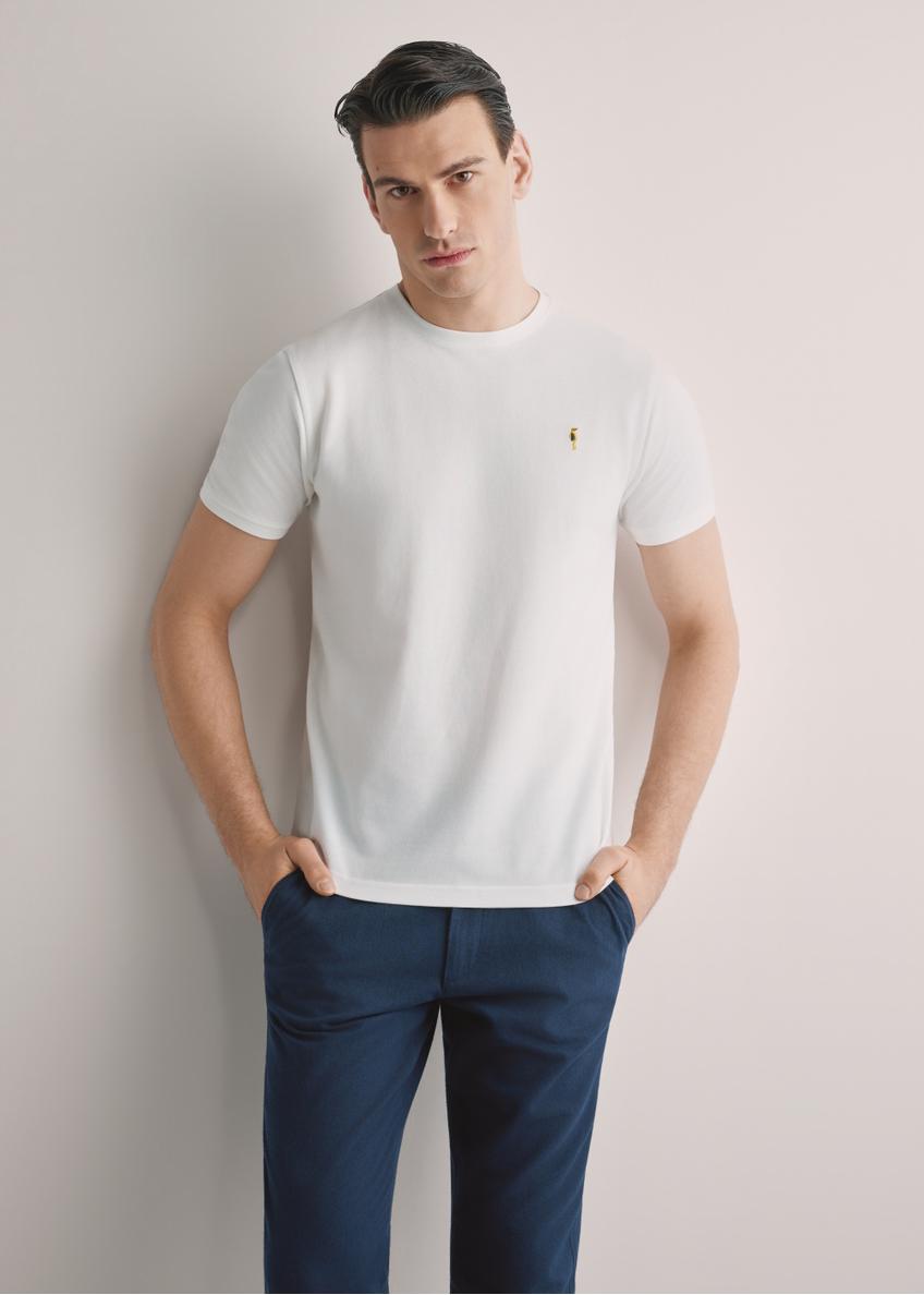 Kremowy bawełniany t-shirt męski TSHMT-0136-0B(W26), widok produktu z przodu na modelu. Widoczna połowa sylwetki.