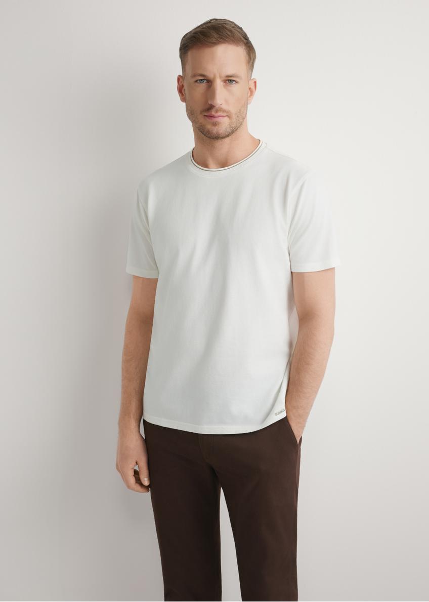 Biały T-shirt męski z bawełny TSHMT-0150-0B(W26), widok produktu z przodu na modelu. Widoczna połowa sylwetki.