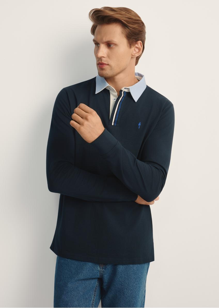 Granatowy longsleeve męski z kołnierzykiem LSLMT-0009-68(Z25), widok produktu z przodu na modelu. Widoczna połowa sylwetki.