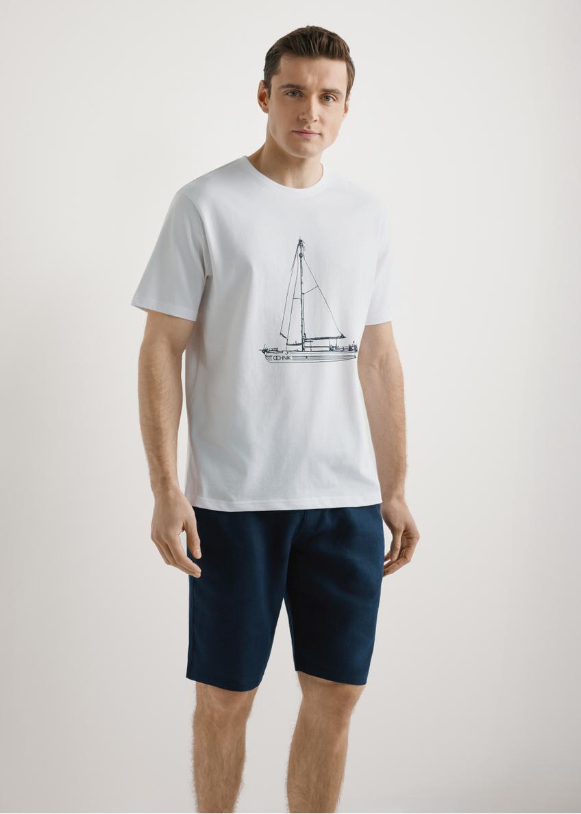  Biały T-shirt męski z nadrukiem TSHMT-0145-0A(W26), widok produktu z przodu na modelu. Widoczna połowa sylwetki.