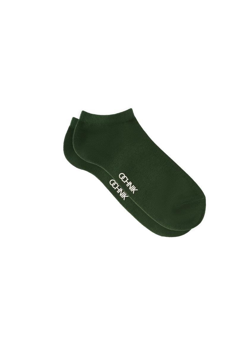 Zielone krótkie skarpety męskie SKAMT-0151B-8C(W26), widok produktu z boku na białym tle.